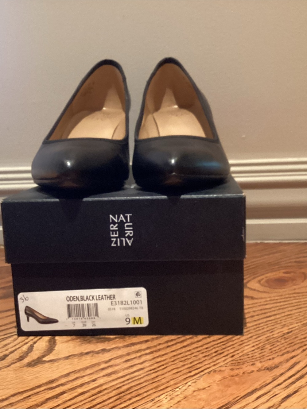 Naturalizer Black Pointed-Toe Leather Pumps - Picture 2 of 6